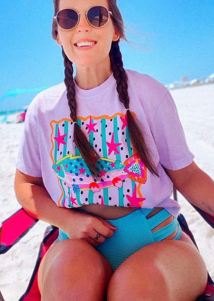 T-shirt graphique avec poisson côtier coloré | Haut Bright Beach Boutique | T-shirt graphique pour une journée d'été au lac | T-shirt amusant avec motif de poisson du Sud