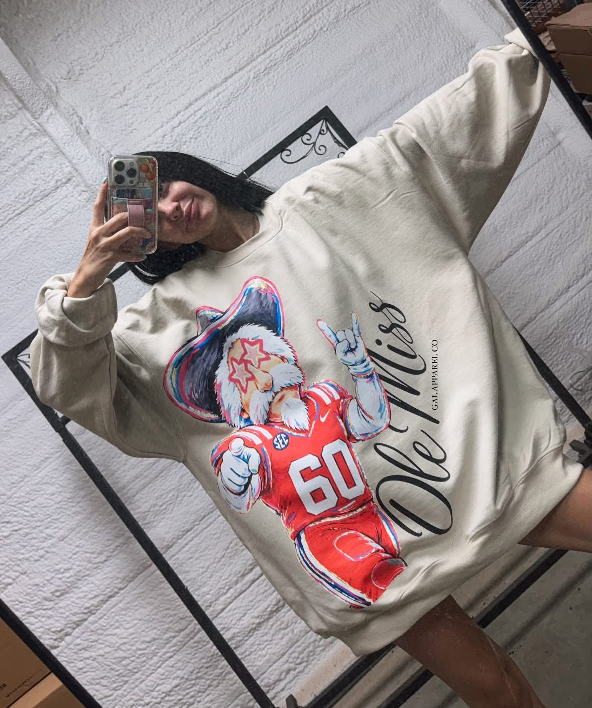 SWEAT-SHIRT À COL ROND OVERSIZE « ROCKING DELULU OLE MISS SAND »