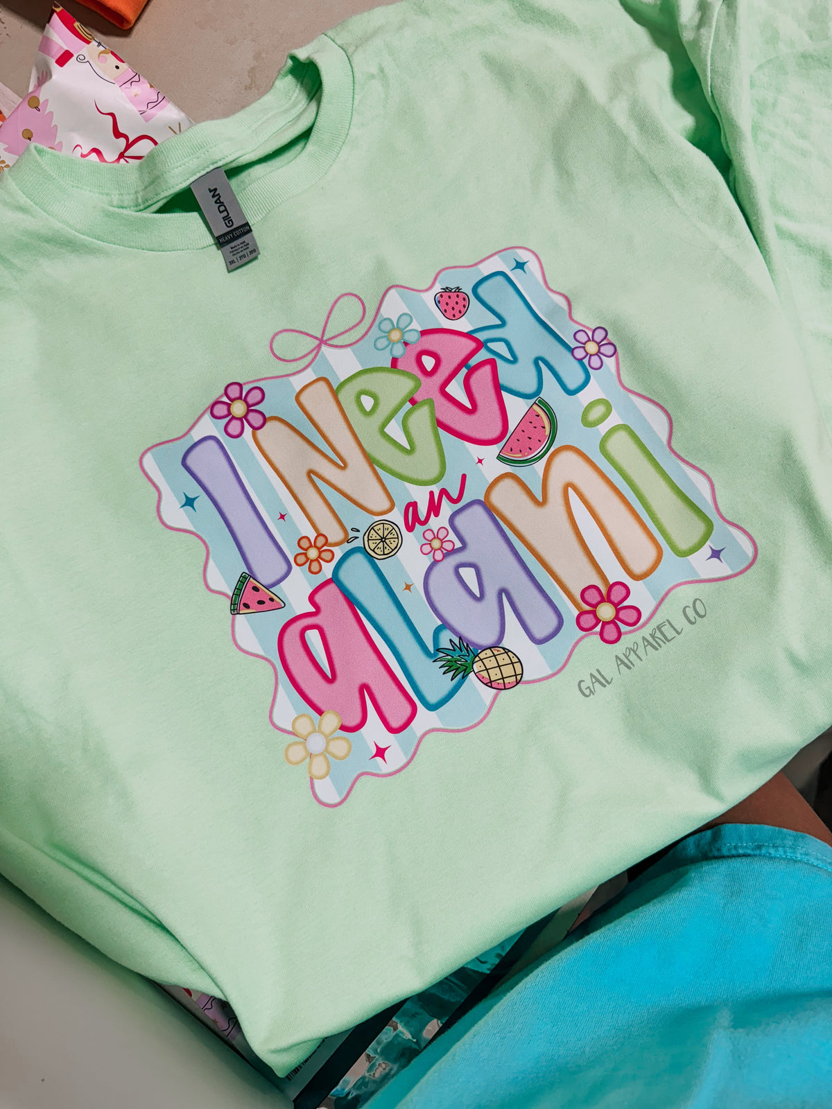 J'ai besoin d'un t-shirt graphique Alani | T-shirt graphique estival coloré | T-shirt de boutique tendance