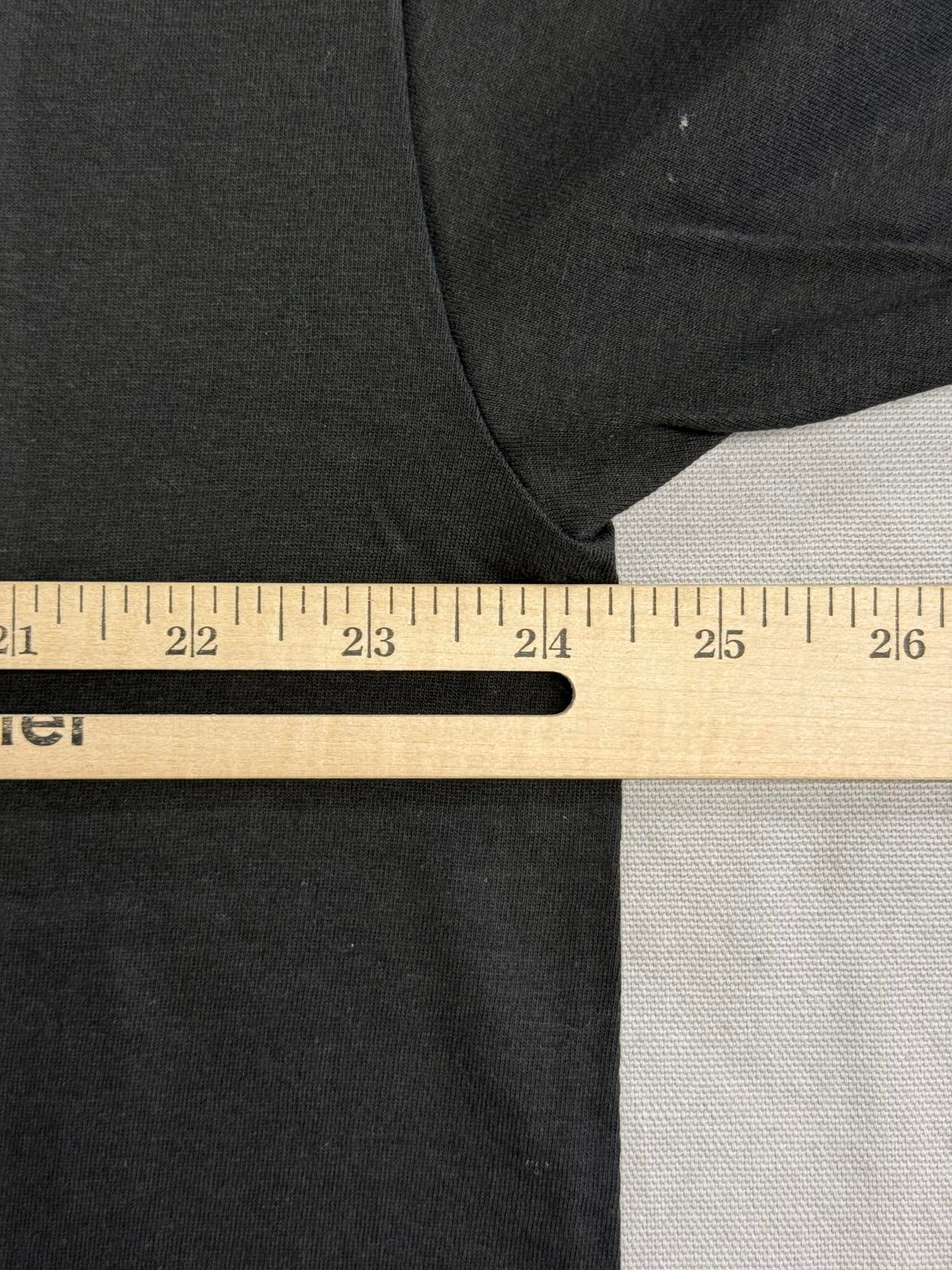 T-shirt du groupe Idles avec poing et fleur au dos