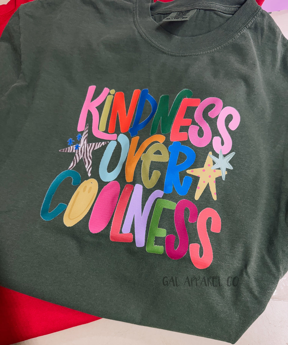 T-shirt « Kindness Over Coolness » | T-shirt pour enseignant | T-shirt à message positif | T-shirt pour l'école | T-shirt graphique inspirant | T-shirt Comfort Colors