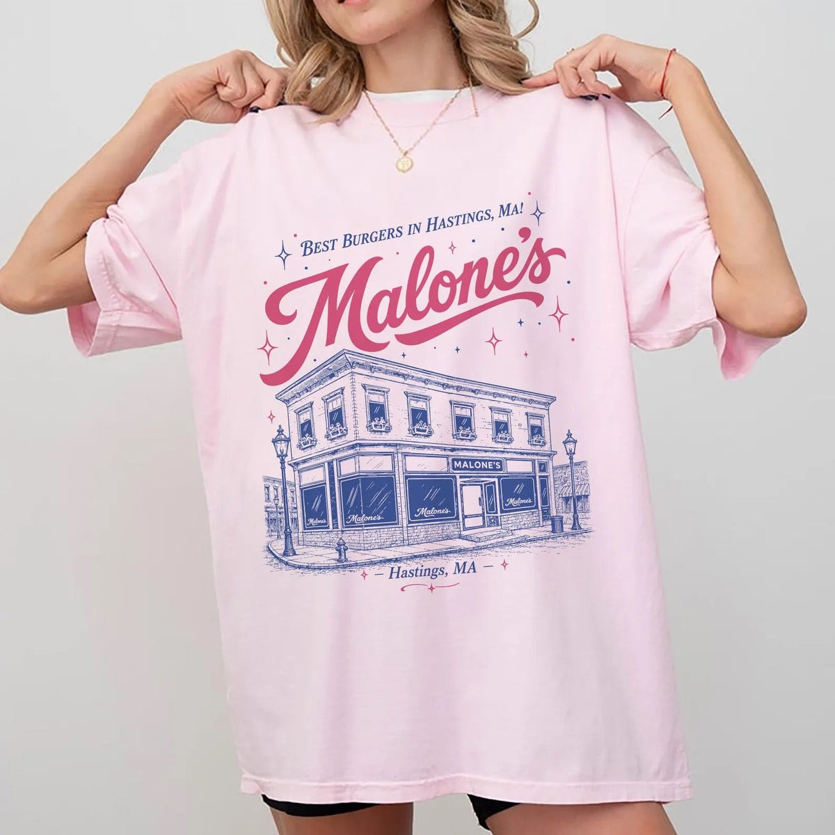 T-shirt graphique Malone's Burgers | Haut sur le thème de la romance de hockey