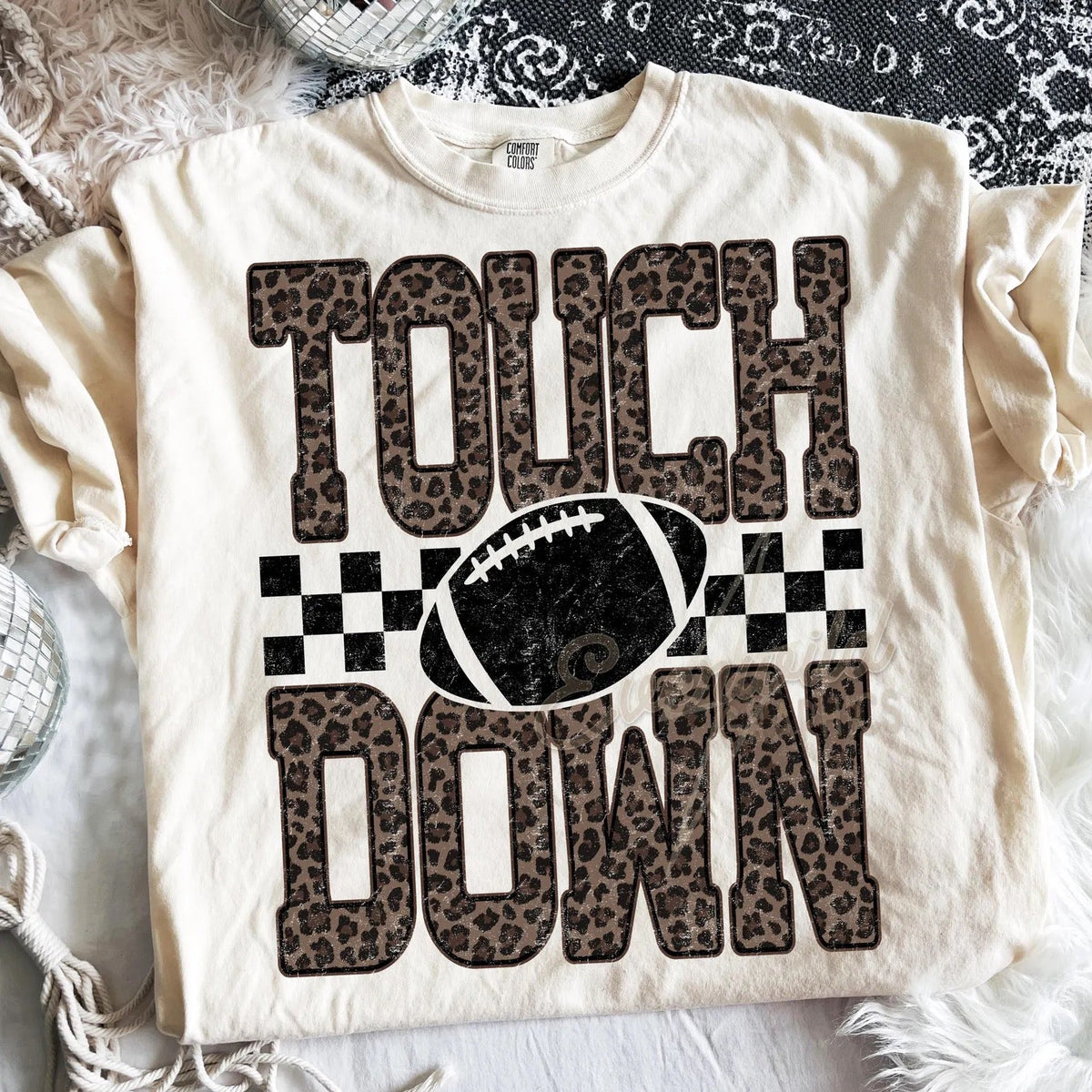 T-shirt graphique Touchdown Léopard | Haut de jour de match | T-shirt de maman de footballeur