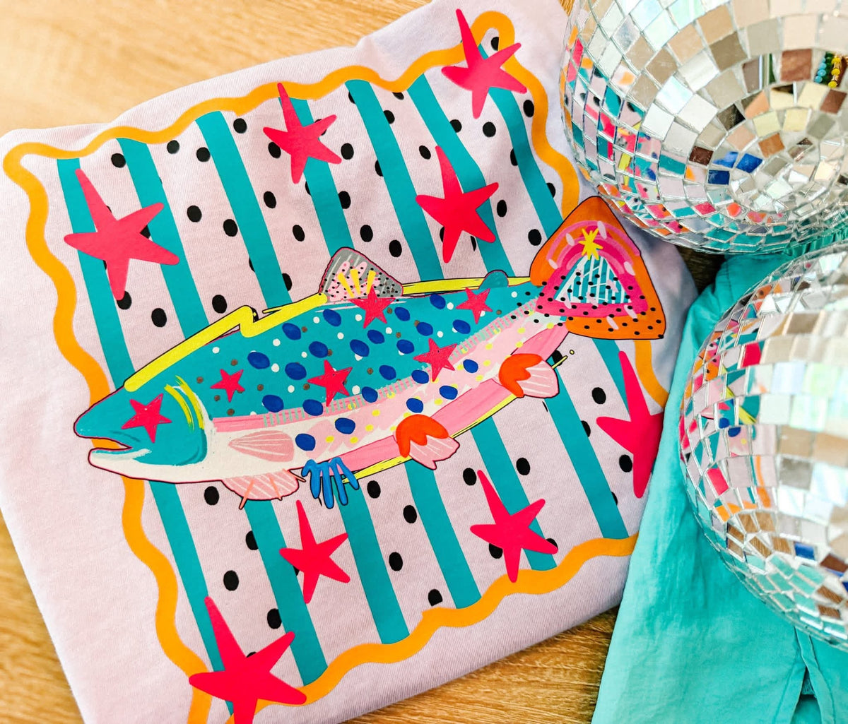 T-shirt graphique avec poisson côtier coloré | Haut Bright Beach Boutique | T-shirt graphique pour une journée d'été au lac | T-shirt amusant avec motif de poisson du Sud