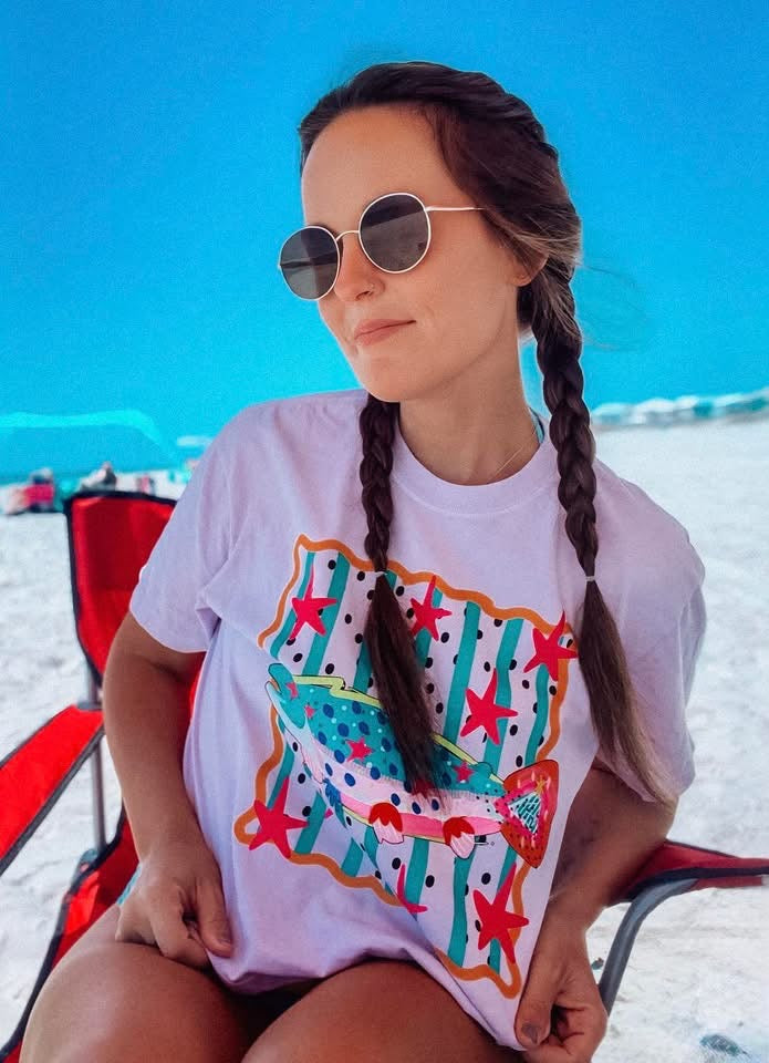 T-shirt graphique avec poisson côtier coloré | Haut Bright Beach Boutique | T-shirt graphique pour une journée d'été au lac | T-shirt amusant avec motif de poisson du Sud