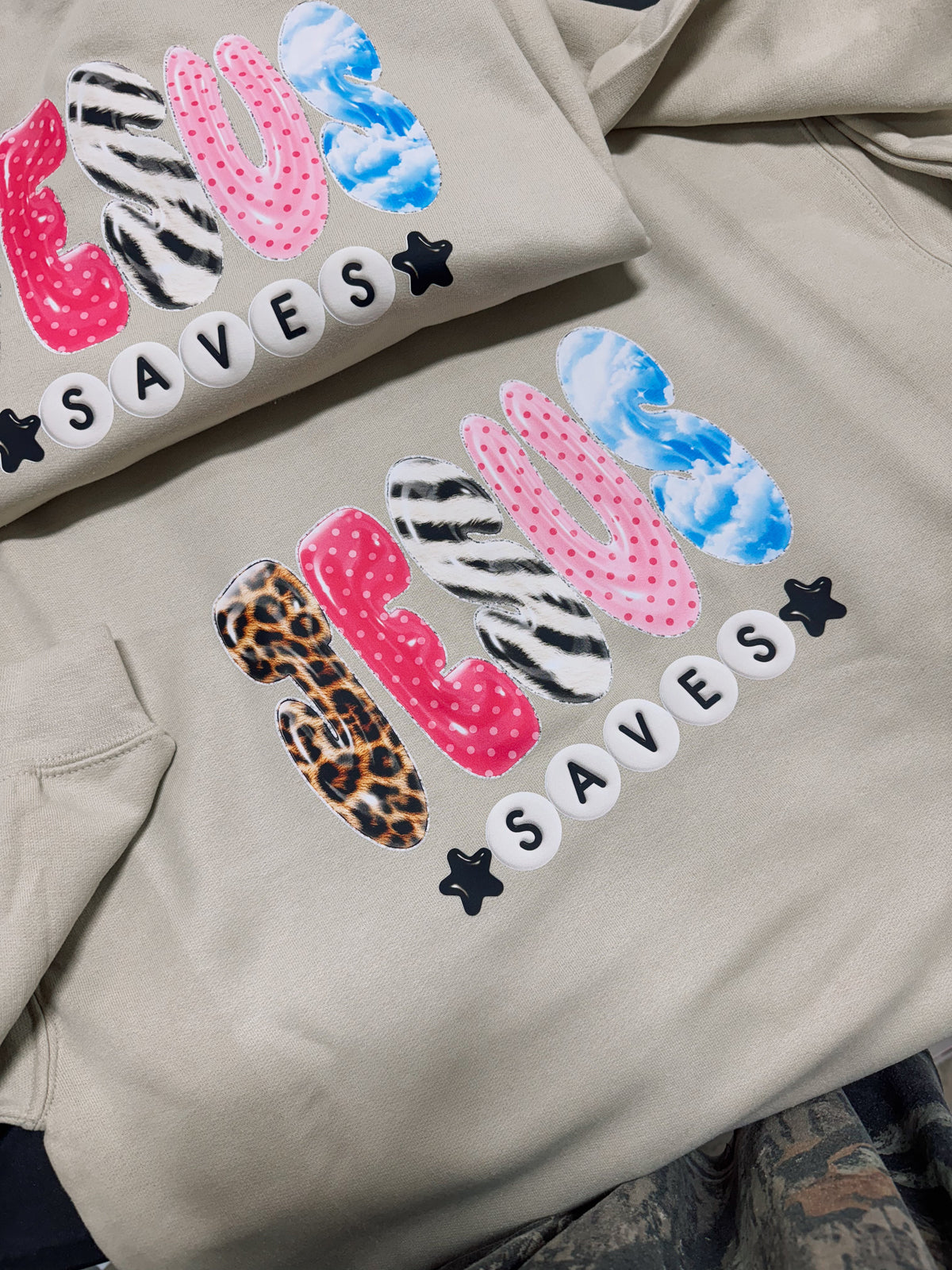 Sweat-shirt graphique Jesus Saves | Pull col rond chrétien | Pull Jésus à motifs léopard, zèbre et pois roses