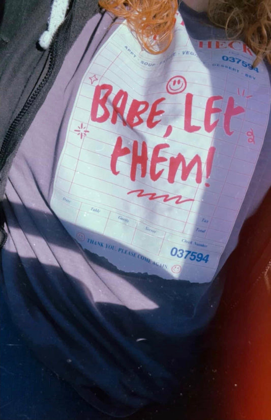 T-shirt graphique « Babe, Let Them ! »