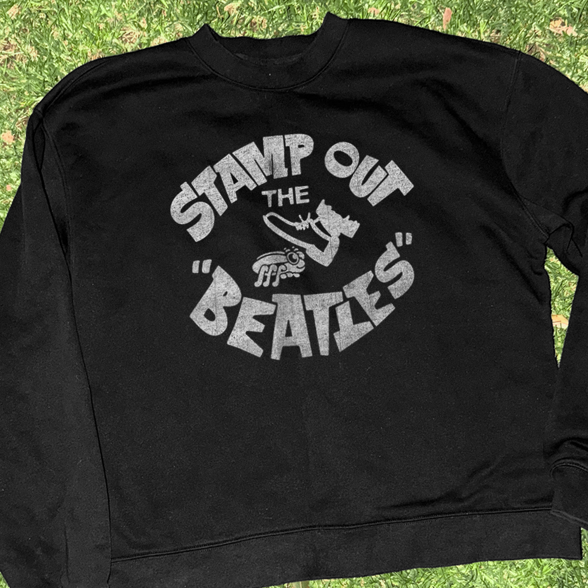 Sweat-shirt vintage noir à col rond « Stamp Out the Beatles » des années 60