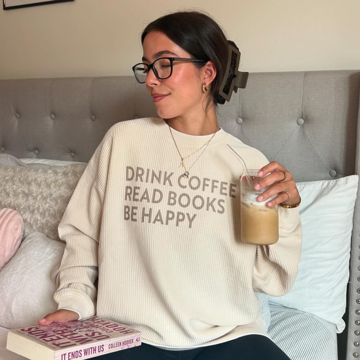 Boire du café, lire des livres, être heureux