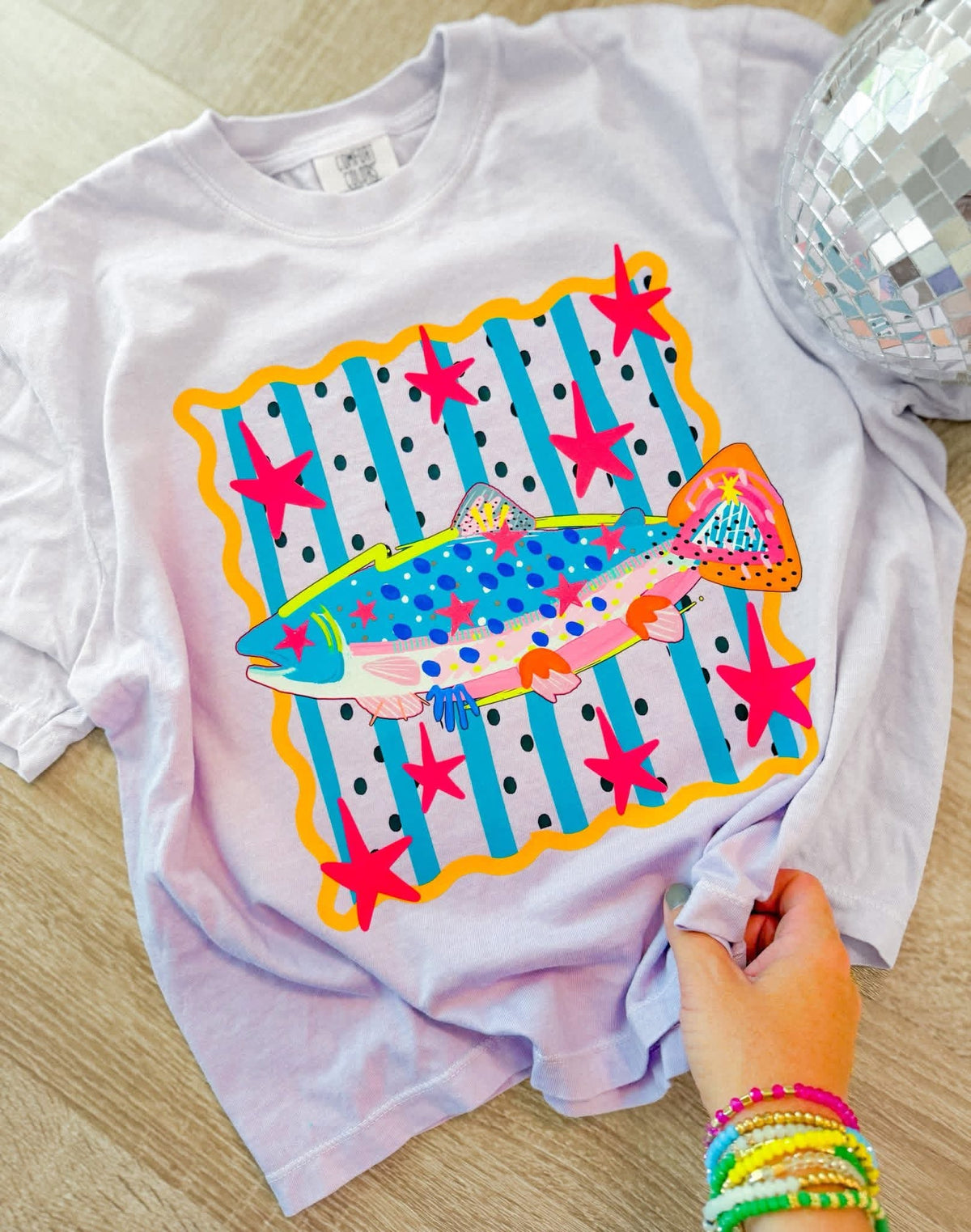 T-shirt graphique avec poisson côtier coloré | Haut Bright Beach Boutique | T-shirt graphique pour une journée d'été au lac | T-shirt amusant avec motif de poisson du Sud