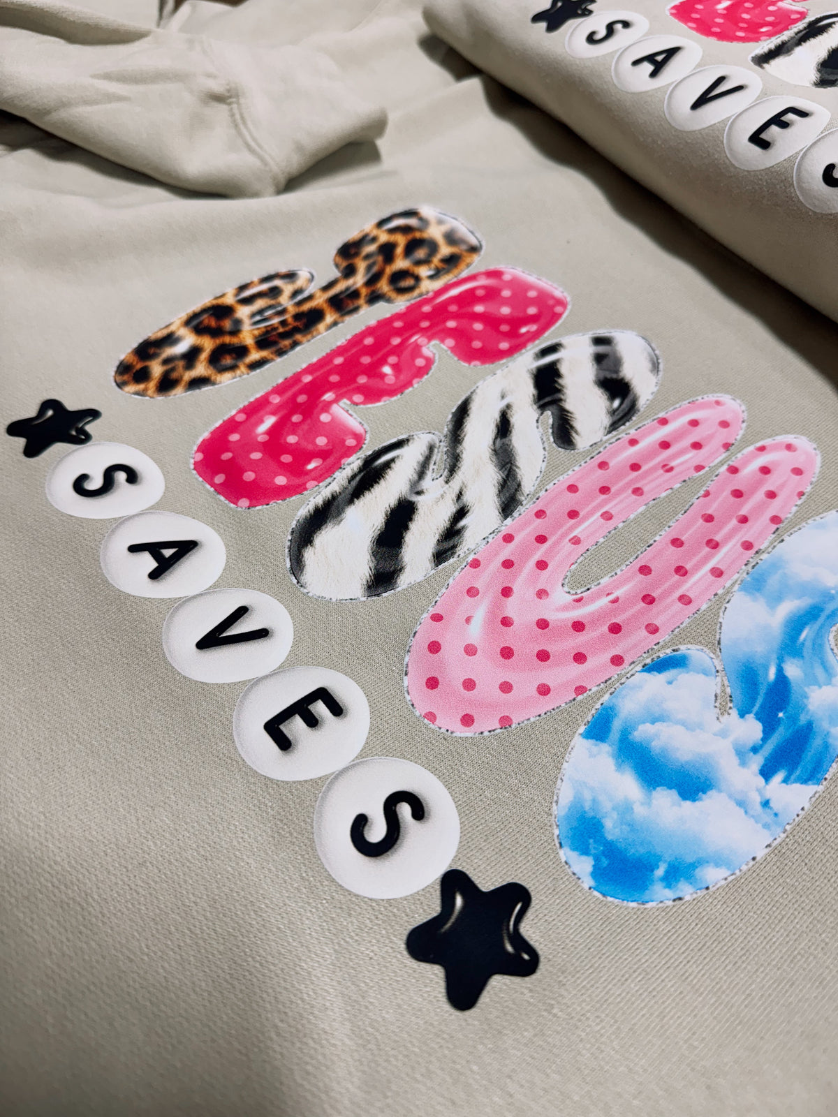 Sweat-shirt graphique Jesus Saves | Pull col rond chrétien | Pull Jésus à motifs léopard, zèbre et pois roses