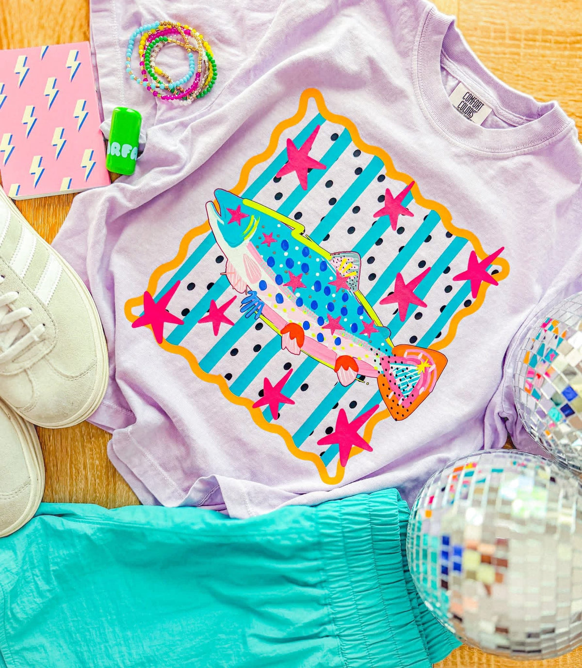 T-shirt graphique avec poisson côtier coloré | Haut Bright Beach Boutique | T-shirt graphique pour une journée d'été au lac | T-shirt amusant avec motif de poisson du Sud