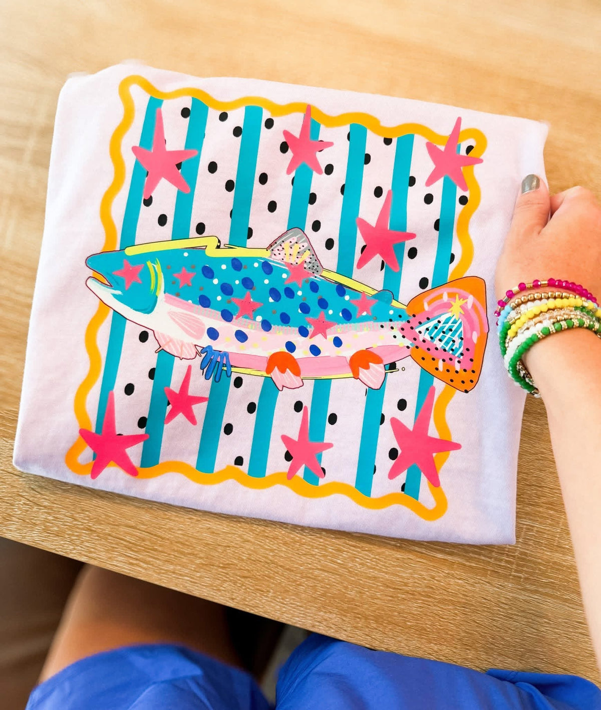T-shirt graphique avec poisson côtier coloré | Haut Bright Beach Boutique | T-shirt graphique pour une journée d'été au lac | T-shirt amusant avec motif de poisson du Sud