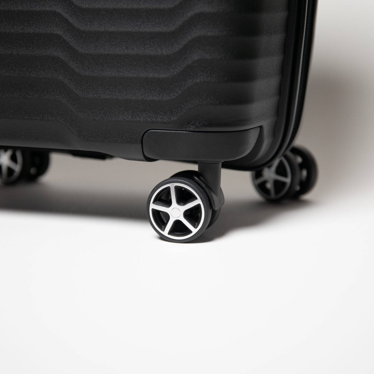 24-Inch Black Hardcase Spinner Suitcase