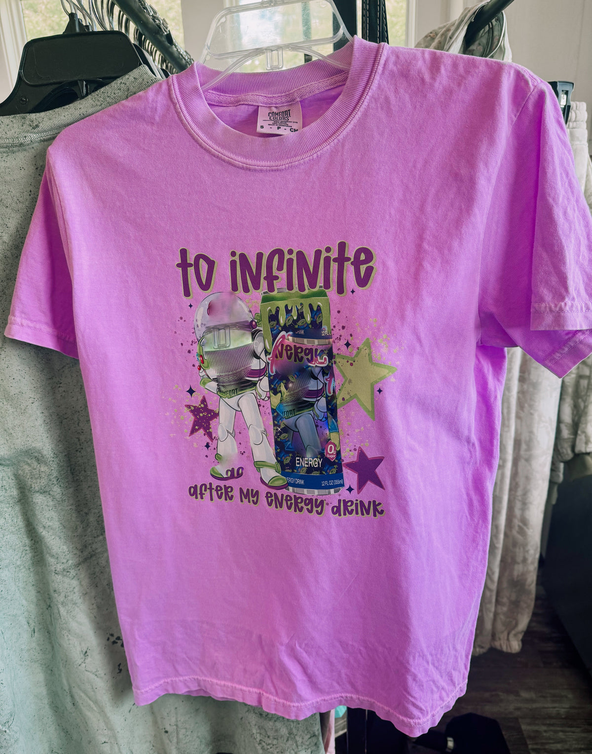 T-shirt Comfort Colors « To Infinite After My Energy Drink » | T-shirt graphique amusant avec extraterrestre et boisson énergisante