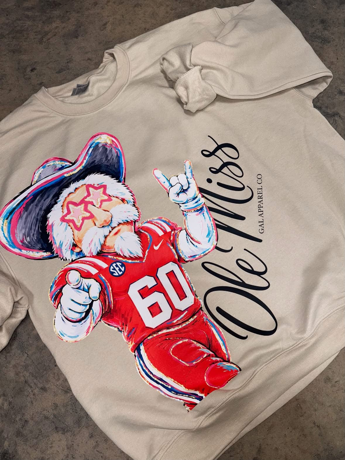 SWEAT-SHIRT À COL ROND OVERSIZE « ROCKING DELULU OLE MISS SAND »