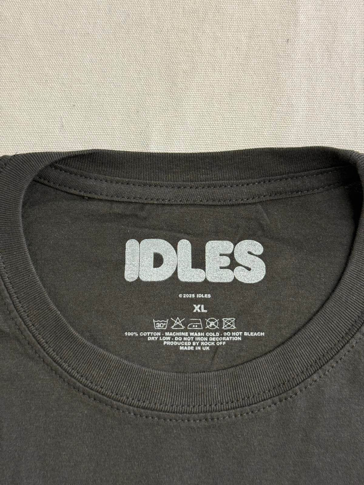 T-shirt du groupe Idles avec poing et fleur au dos
