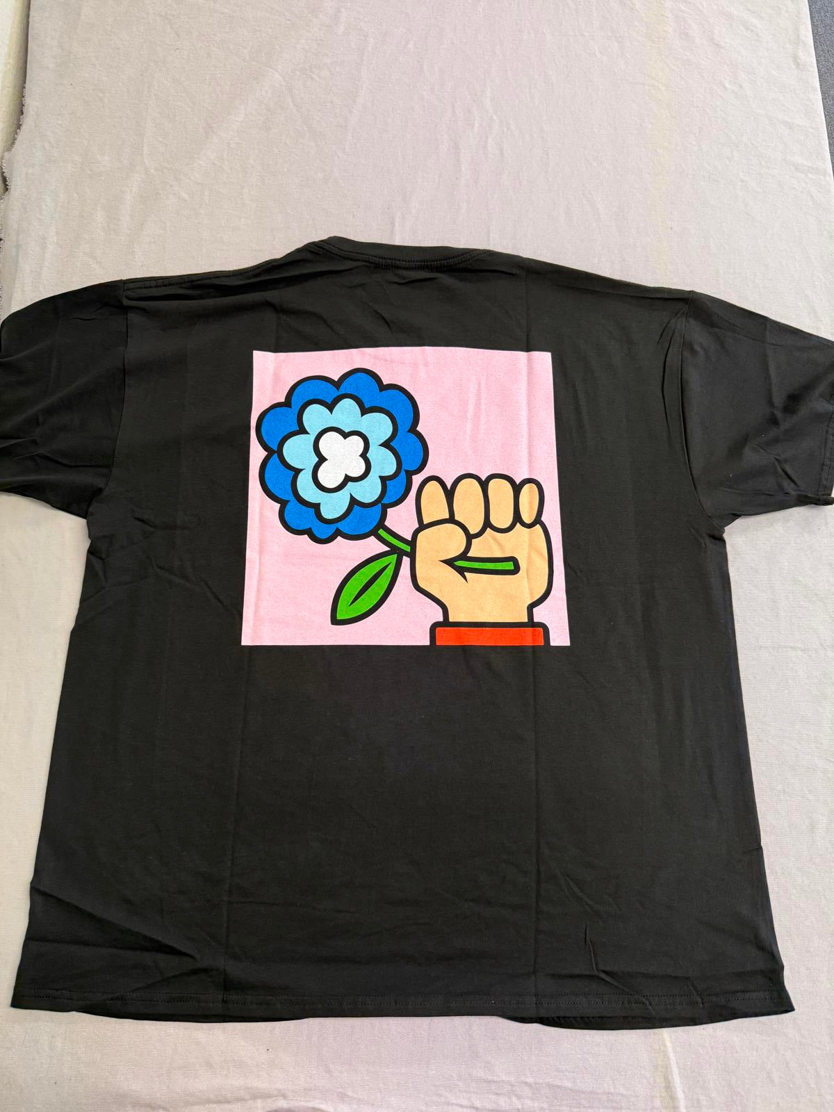 T-shirt du groupe Idles avec poing et fleur au dos