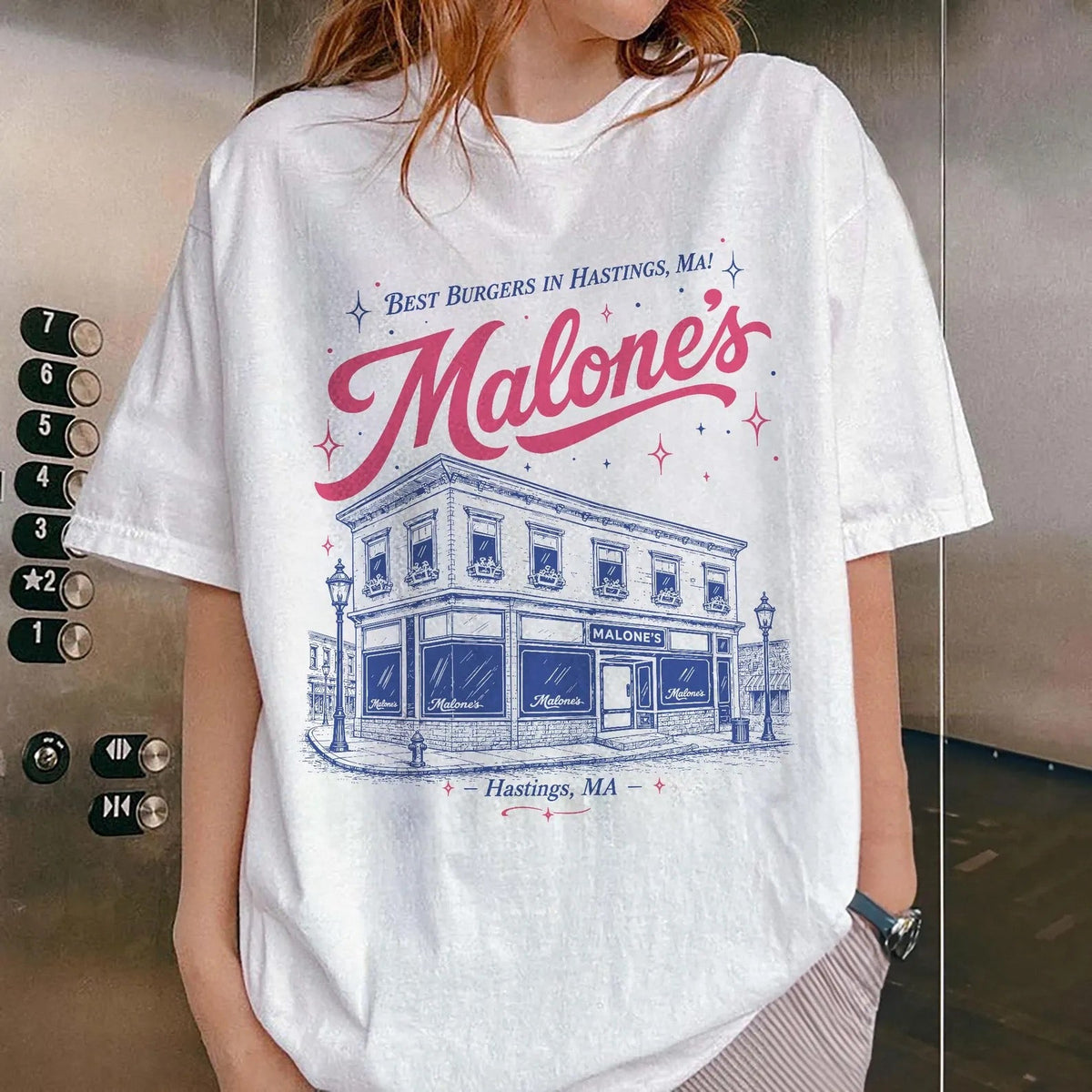 T-shirt graphique Malone's Burgers | Haut sur le thème de la romance de hockey