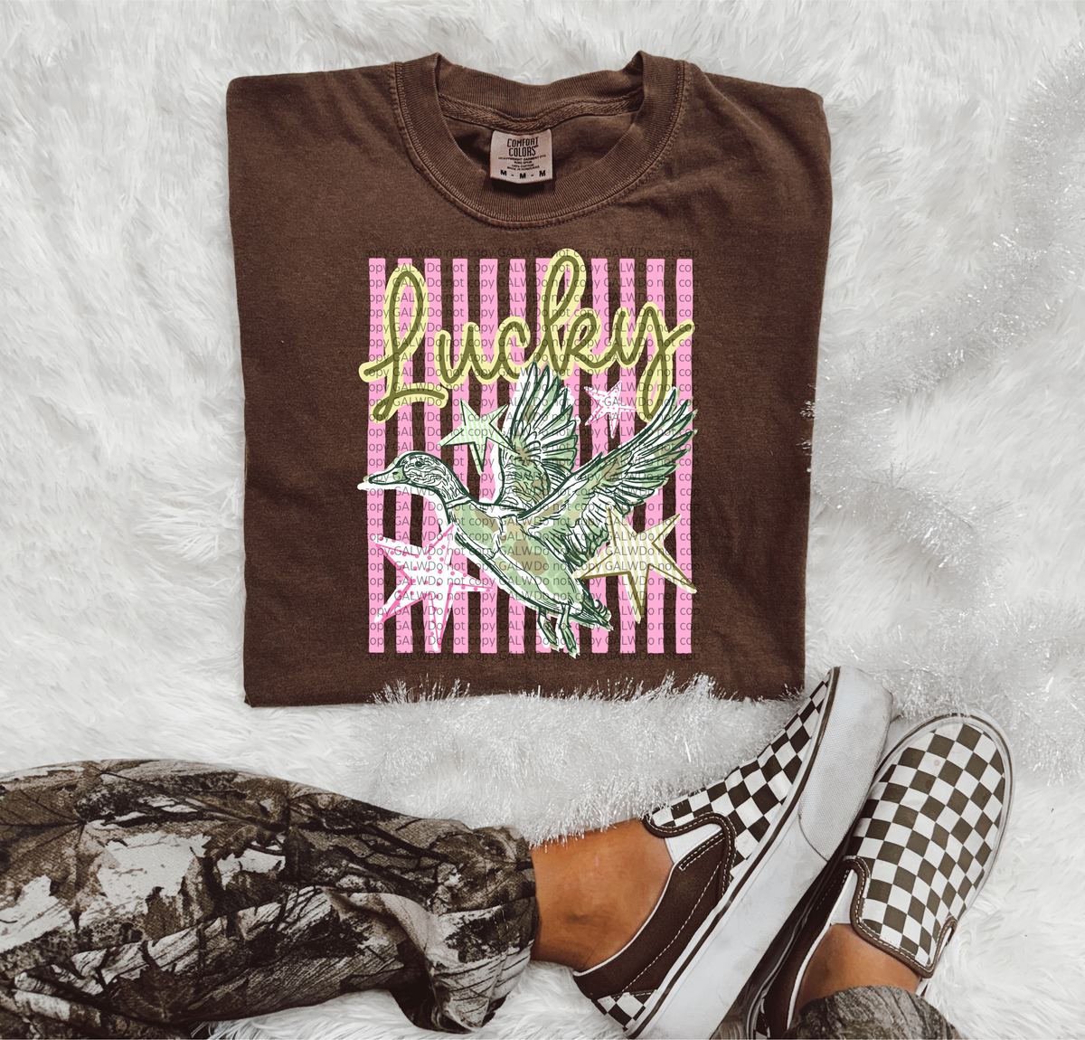 T-shirt Comfort Colors à motif de colvert volant et rayures roses Lucky Duck | Chemise de chasse au canard à rayures roses