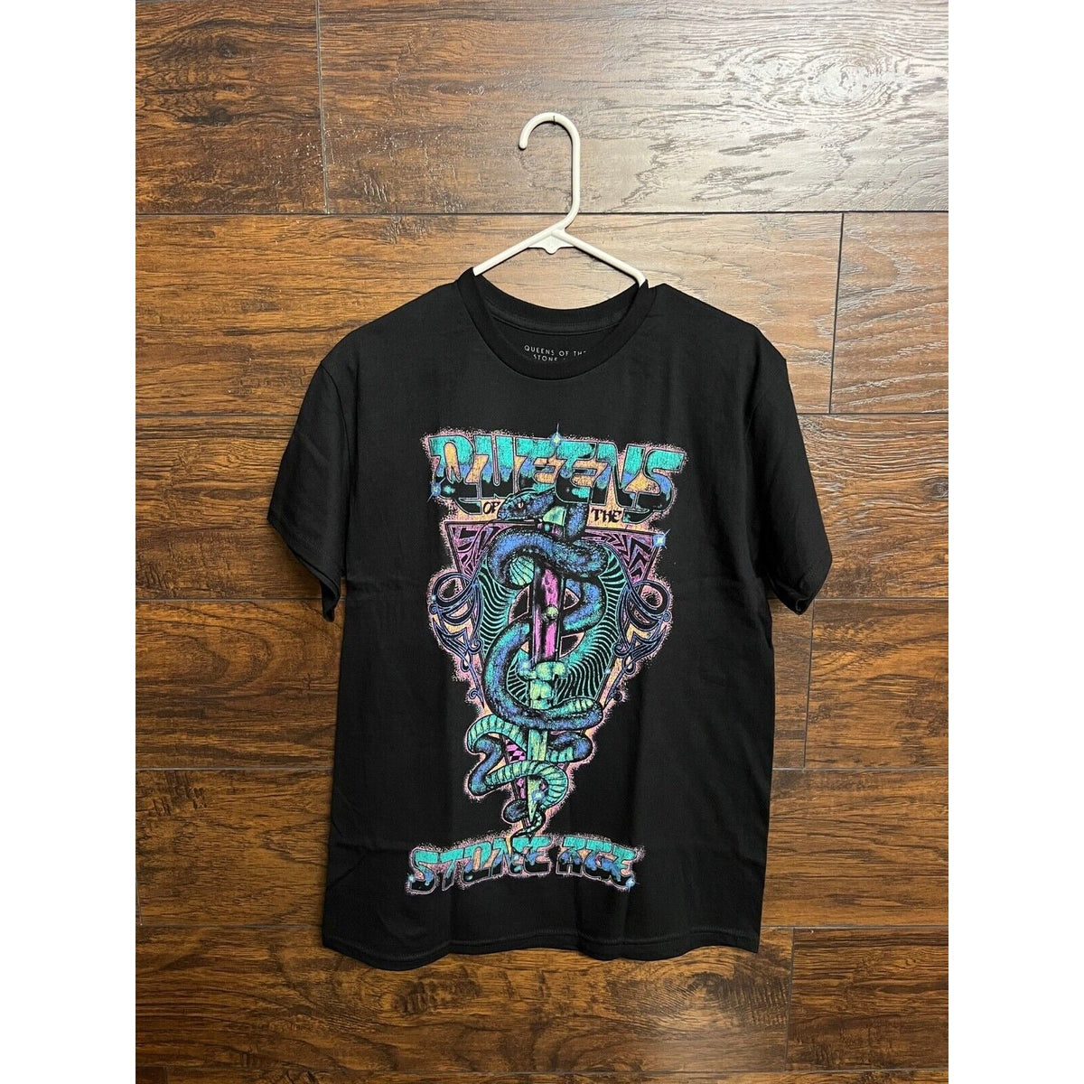 T-shirt homme Queens of the Stone Age - Serpent & Poignard Blacklight sous licence / Neuf