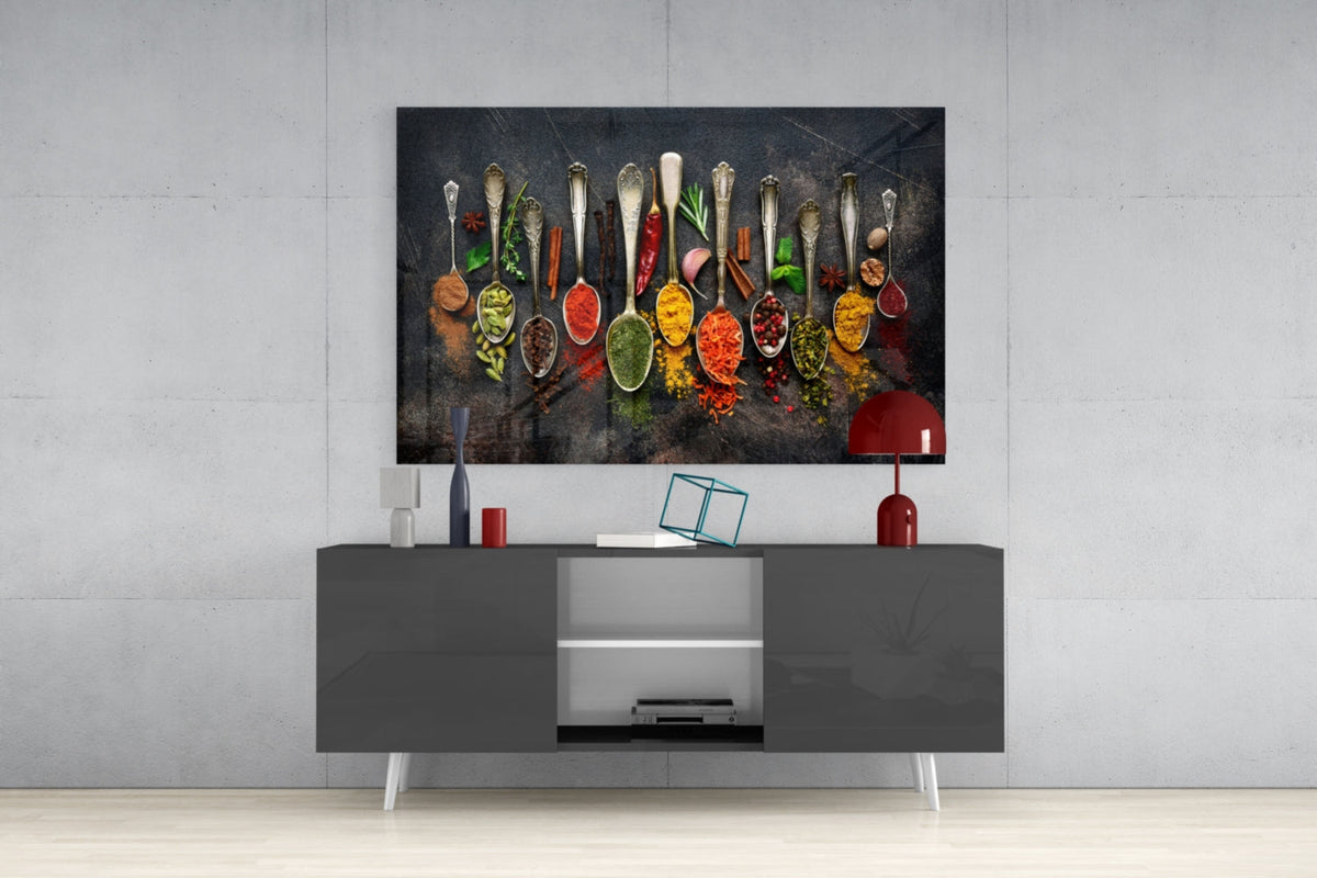 Tableau sur verre Art mural Rangée de cuillères en argent avec épices colorées
