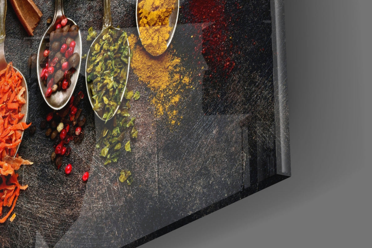 Tableau sur verre Art mural Rangée de cuillères en argent avec épices colorées