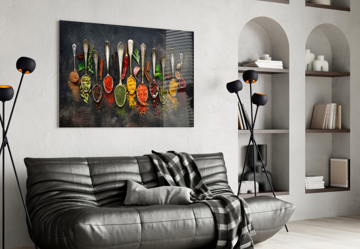 Tableau sur verre Art mural Rangée de cuillères en argent avec épices colorées