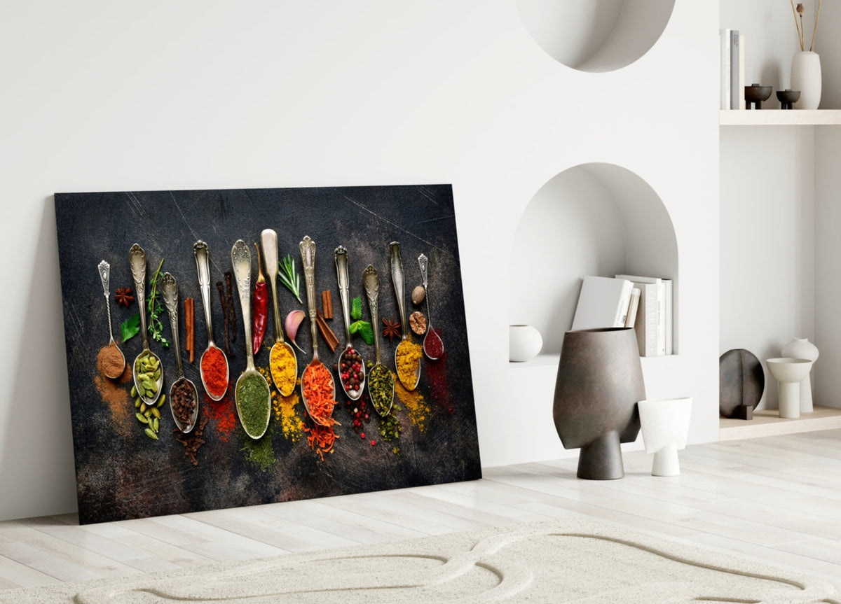 Tableau sur verre Art mural Rangée de cuillères en argent avec épices colorées