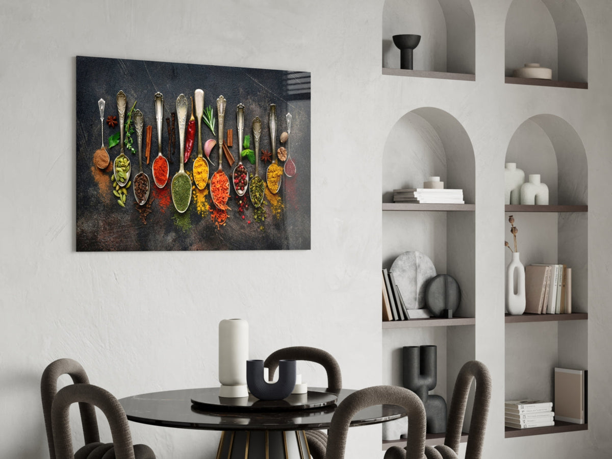 Tableau sur verre Art mural Rangée de cuillères en argent avec épices colorées