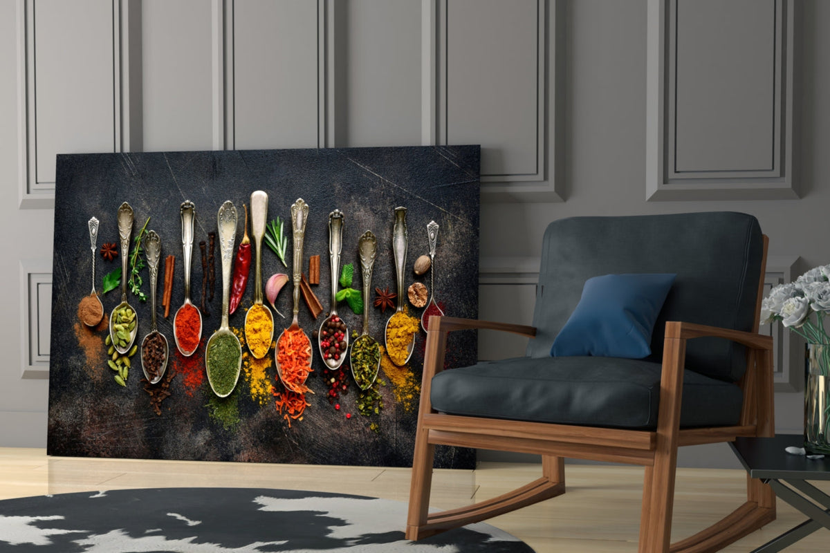 Tableau sur verre Art mural Rangée de cuillères en argent avec épices colorées