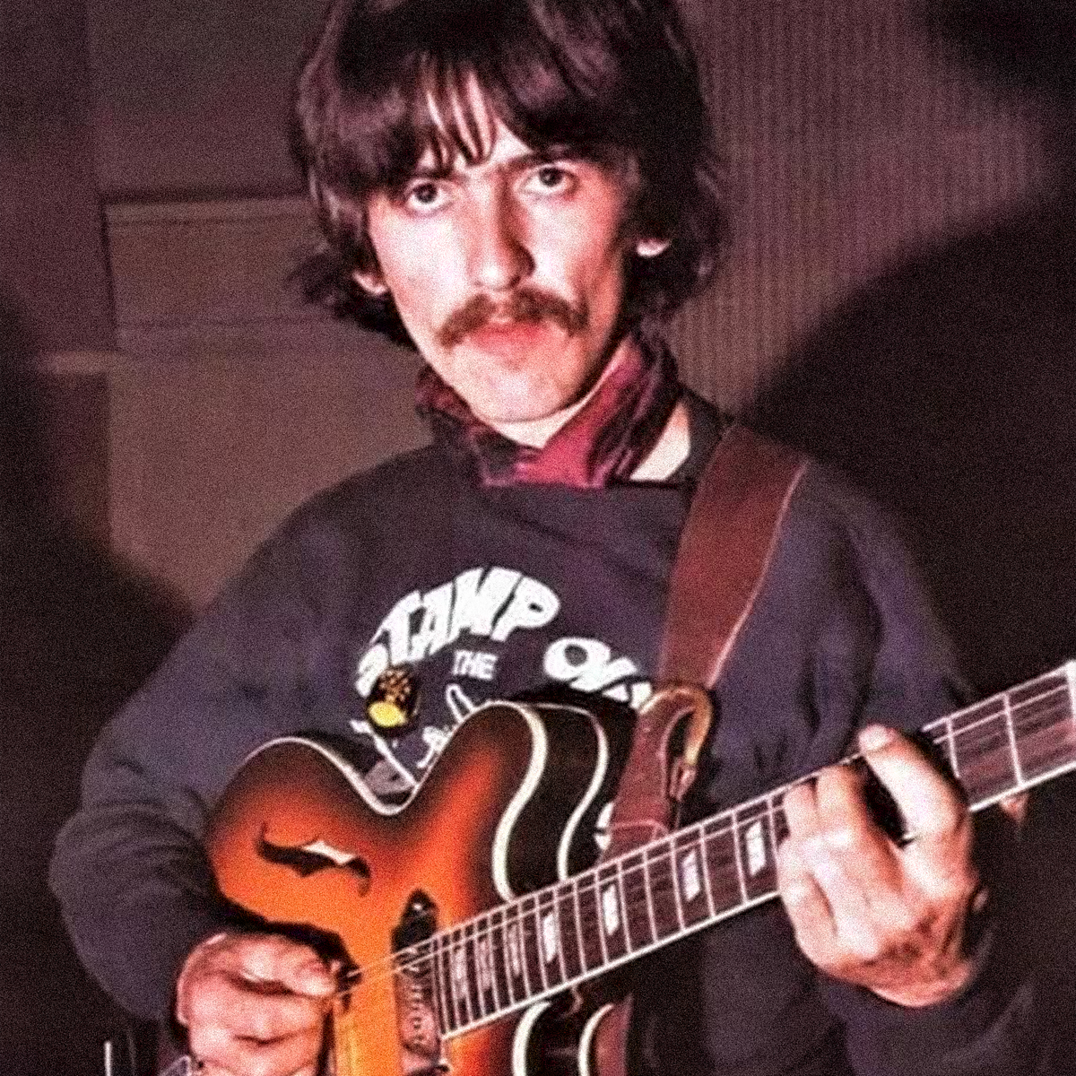 Sweat-shirt vintage noir à col rond « Stamp Out the Beatles » des années 60