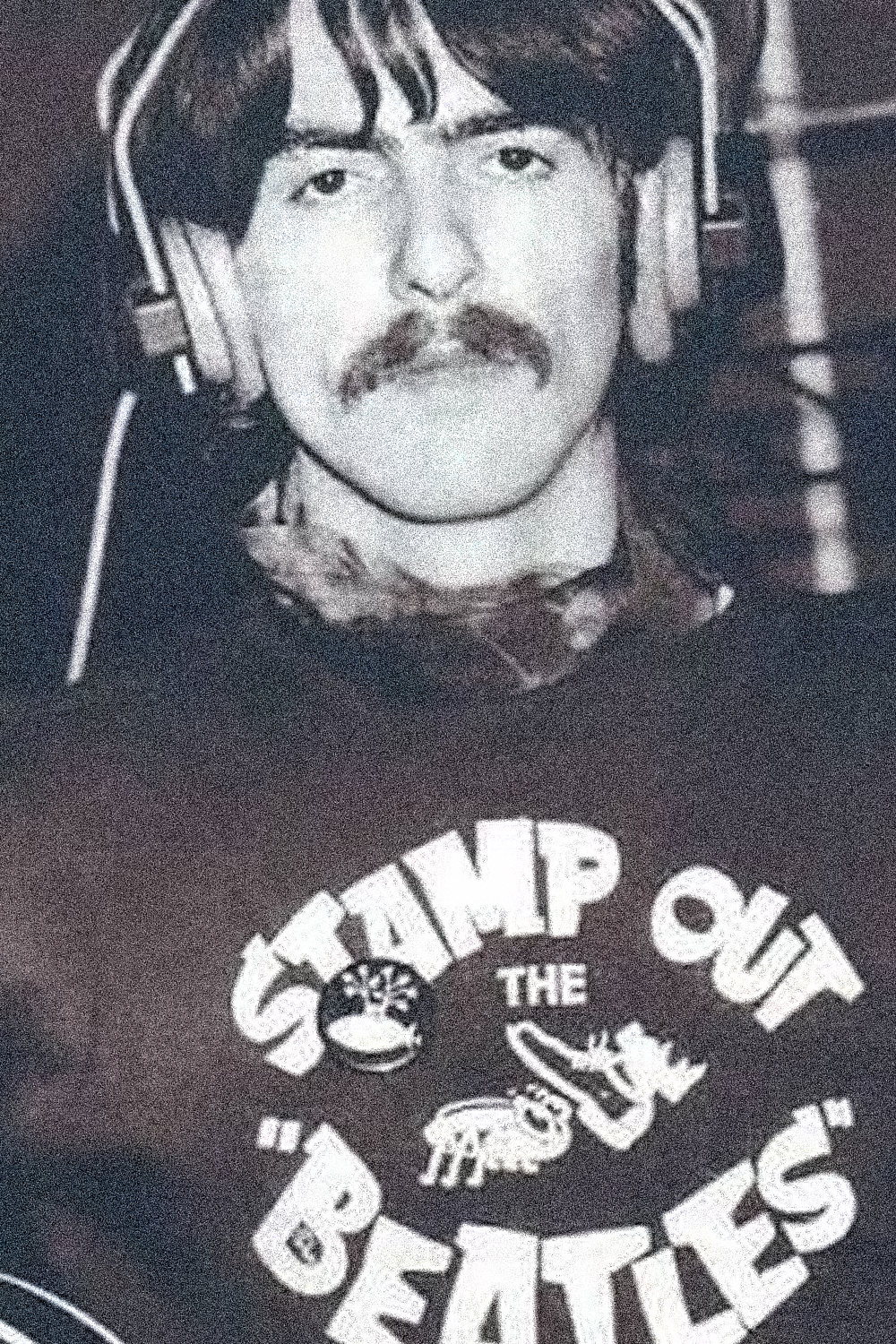 Sweat-shirt vintage noir à col rond « Stamp Out the Beatles » des années 60